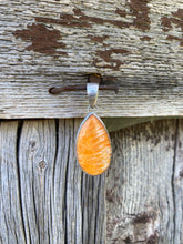 Load image into Gallery viewer, Orange Spiny Oyster Pendant P0060