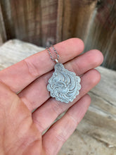 Load image into Gallery viewer, Vintage Engraved Pendant Necklace N0775