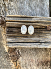 Load image into Gallery viewer, Mother of Pearl Earrings E0283