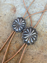 Load image into Gallery viewer, Vintage Button Bolo N0910
