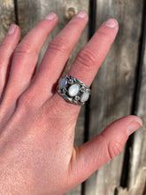 Load image into Gallery viewer, Vintage White Mother Of Pearl Ring R0364