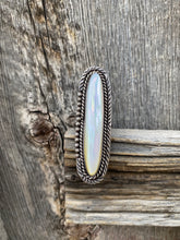 Load image into Gallery viewer, Vintage Mother of Pearl Ring Size 9 R0379