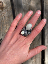 Load image into Gallery viewer, Vintage Mother of Pearl Ring R0365