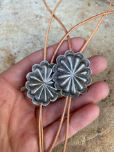 Load image into Gallery viewer, Vintage Button Bolo N0910