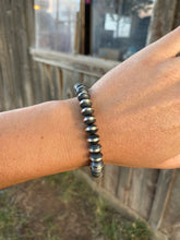 Load image into Gallery viewer, 9mm Silver Saucer Stretchy Bracelet