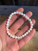 Load image into Gallery viewer, Mother of Pearl Stretchy Bracelet C0431