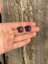 Load image into Gallery viewer, Purple Spiny Oyster Earrings