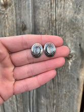 Load image into Gallery viewer, Vintage Earrings E0264