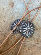 Load image into Gallery viewer, Vintage Button Bolo N0910
