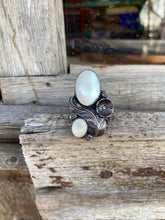 Load image into Gallery viewer, Vintage Mother of Pearl Ring R0365