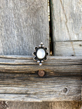 Load image into Gallery viewer, Vintage Mother Of Pearl Ring