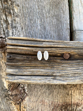 Load image into Gallery viewer, Mother of Pearl Earrings E0282