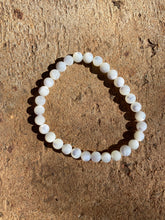 Load image into Gallery viewer, Mother of Pearl Stretchy Bracelet C0431